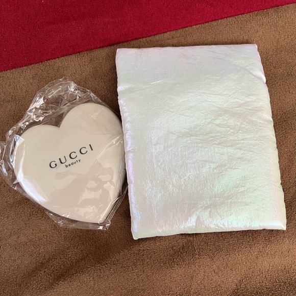 Gucci GWP Beauty Blue Heart Compact with Floral Pouch - Picture 3 of 6